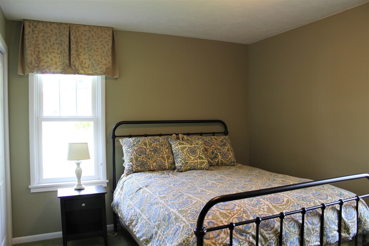 Hlavná spálňa na hlavnom poschodí. 