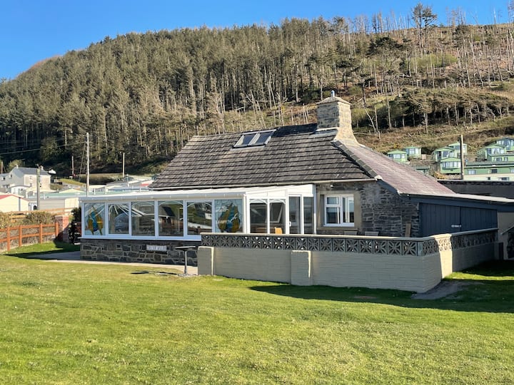 * Fabulous Beachfront  Cottage *