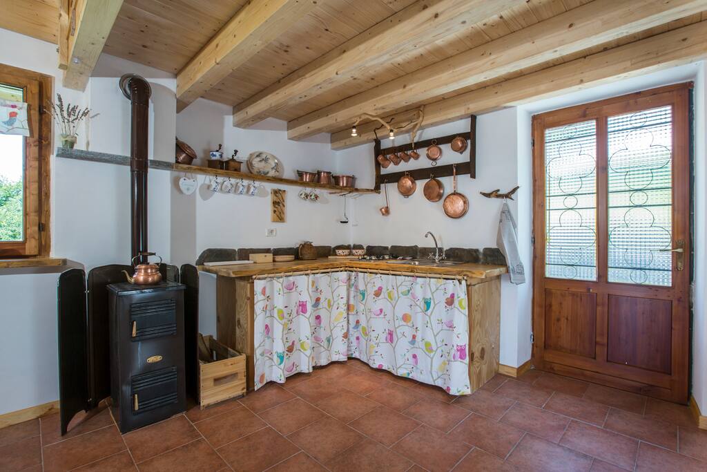 Ingresso baita con angolo cucina.