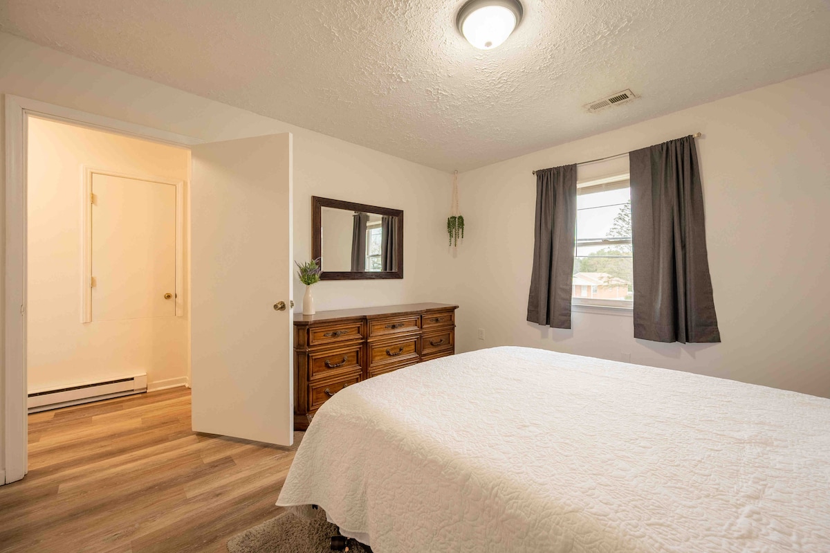 Още една гледка към спалнята. Пълен скрин за съхранение. 