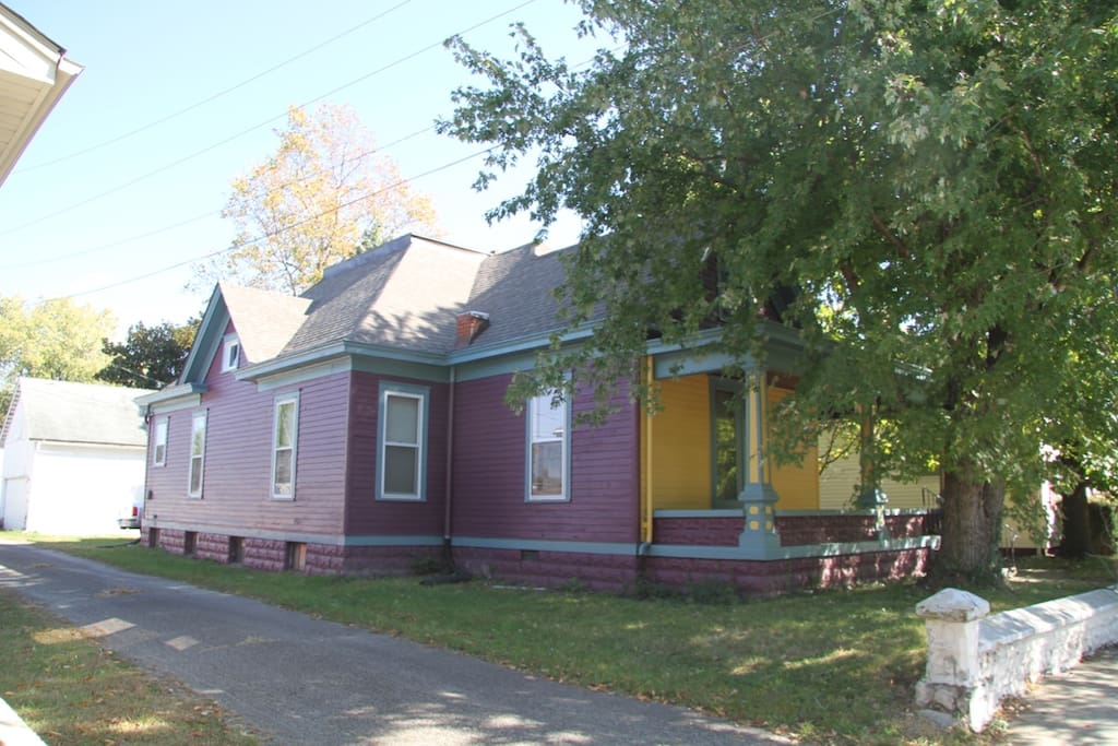 The house is much larger than it appears on the outside. The high ceilings add a feeling of openness and calm.