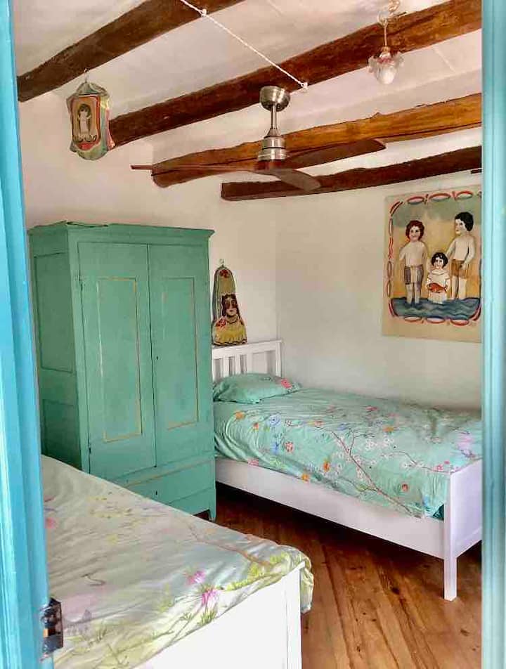 recamara con 2 camas individuales y ventilador de techo