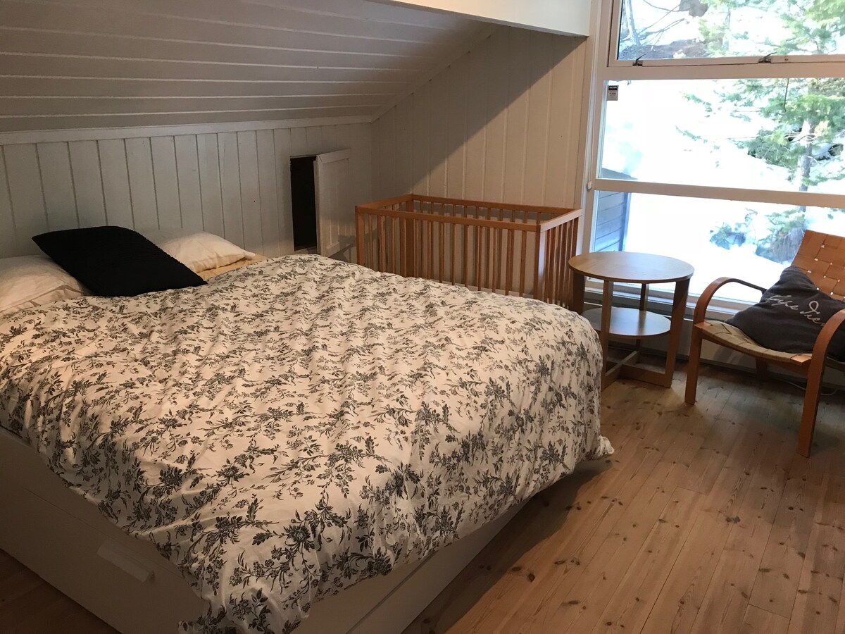 Гостинска соба со брачен и детски кревет