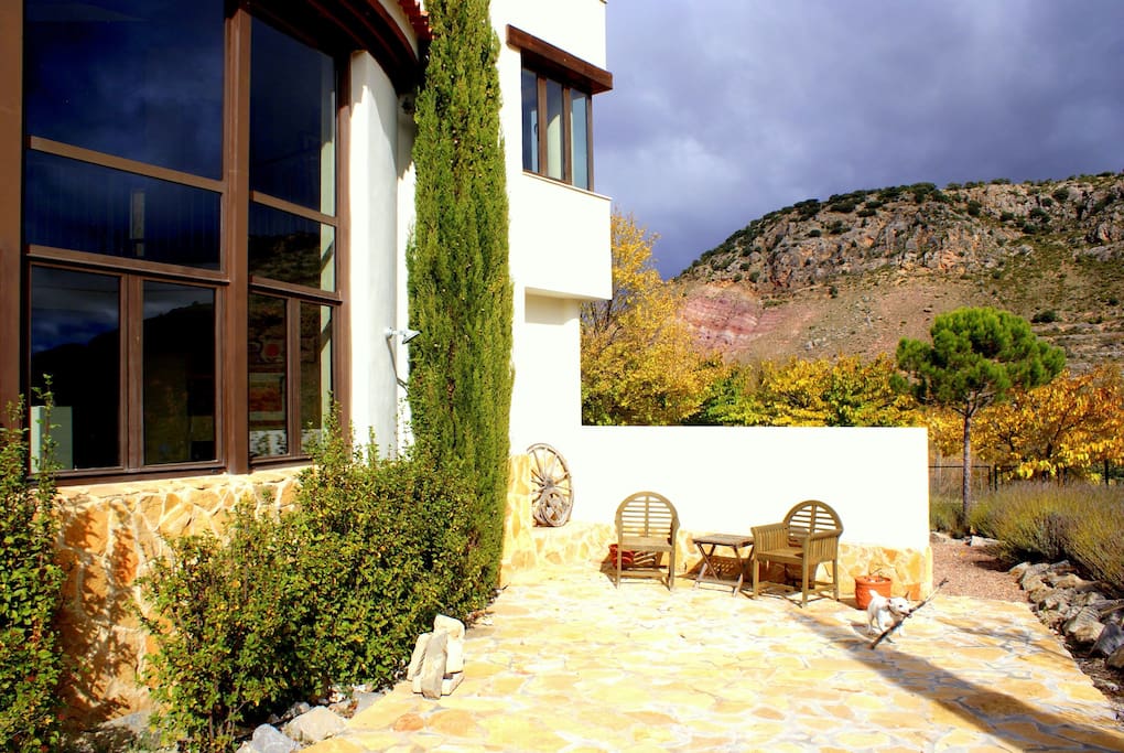 200m de suelo de piedra, con muebles de jardín y barbacoa