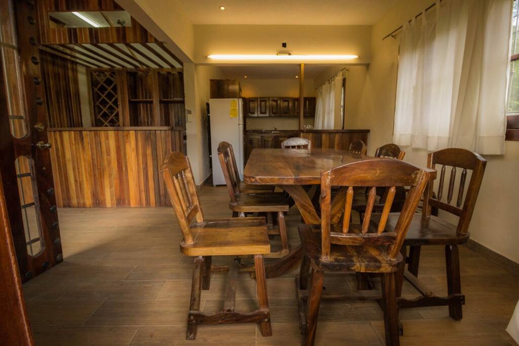 El comedor, la cocina y el bar; todo de madera mmmm