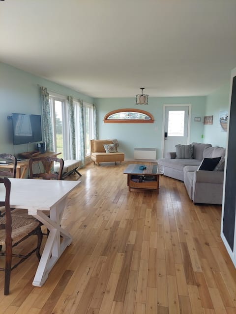 Top performing Airbnb: "Beachside Haven" Charming Oceanfront Beach House in Queens