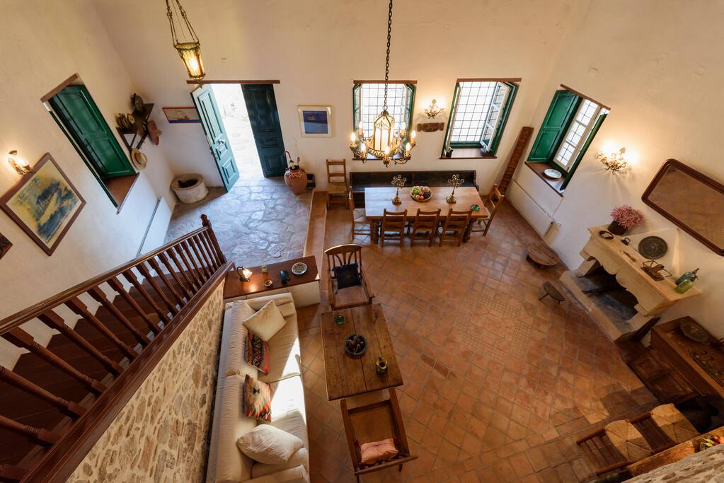 Η είσοδος και το καθιστικό του ισογείου
The entrance and the living room on the ground floor