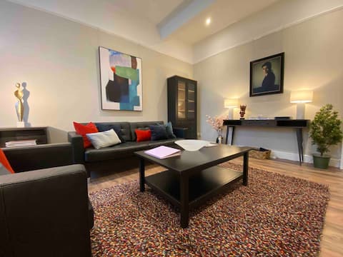 Top performing Airbnb: A touch of luxury, free parking in Lawrence Hill