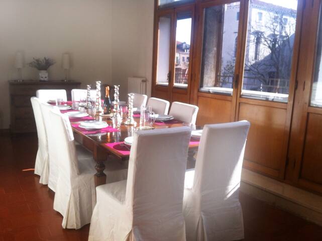 Palazzo with Spectacular Canal View gallery image 2