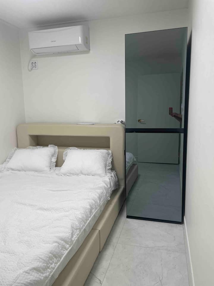 Брачен кревет (широк 180-220 см) и воздушен кревет (широк 180-2