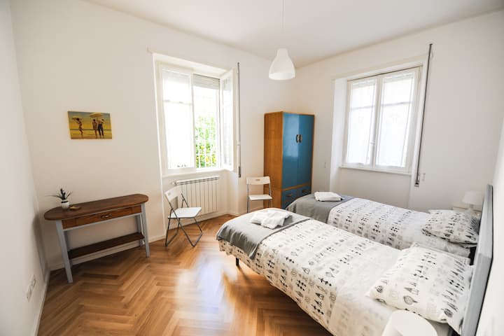 卧室两张独立的床，有可能变成一张双人床。 室内花园上有两扇柠檬树的窗户