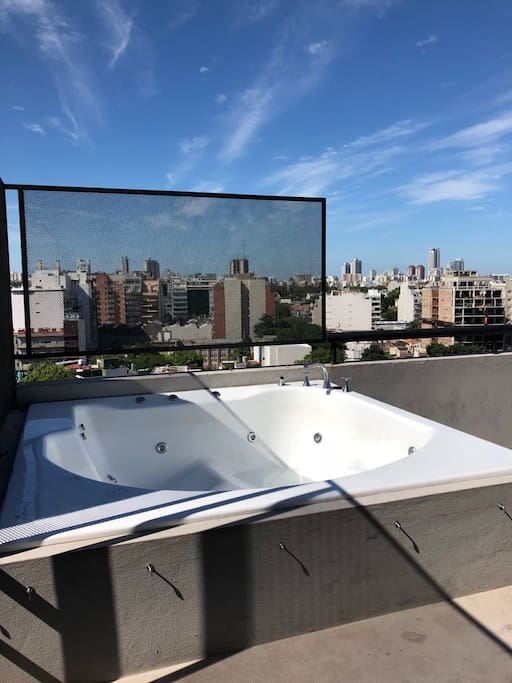 jacuzzi compartido en la terraza para relajarse y disfrutar una hermosa vista