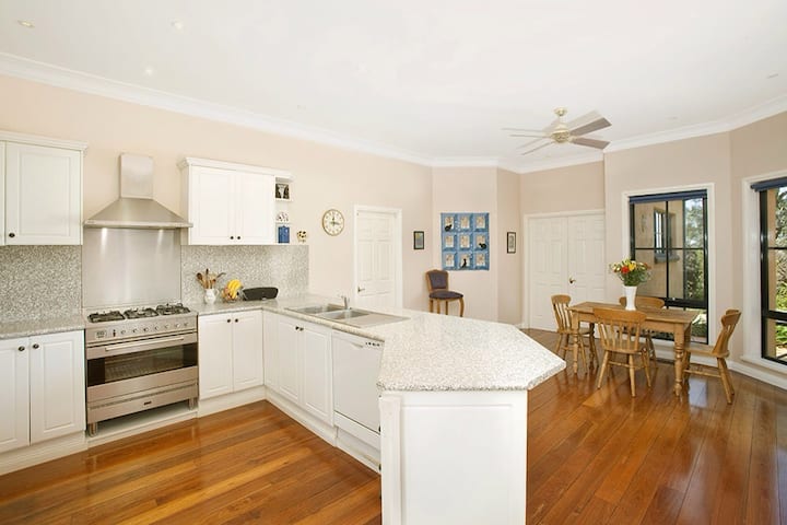 Self-clean On-arrival Room: Bowral Designer Home - Mittagong