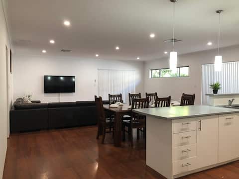 Burswood Delight Family House!