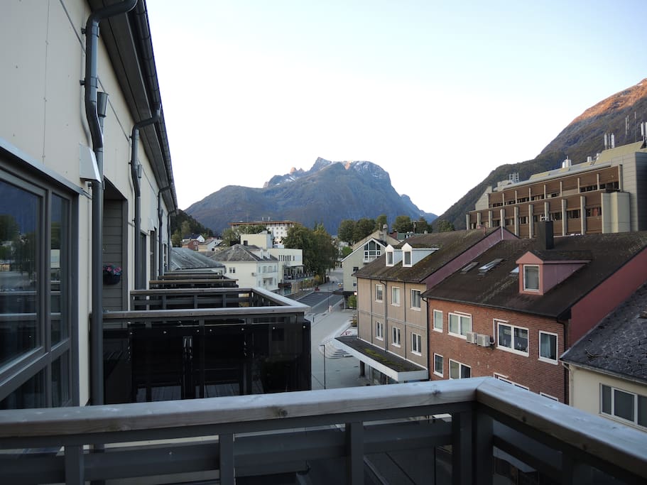 Utsikt fra veranda mot Trolltind