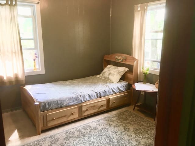 The Gray Room (no fees for cleaning)