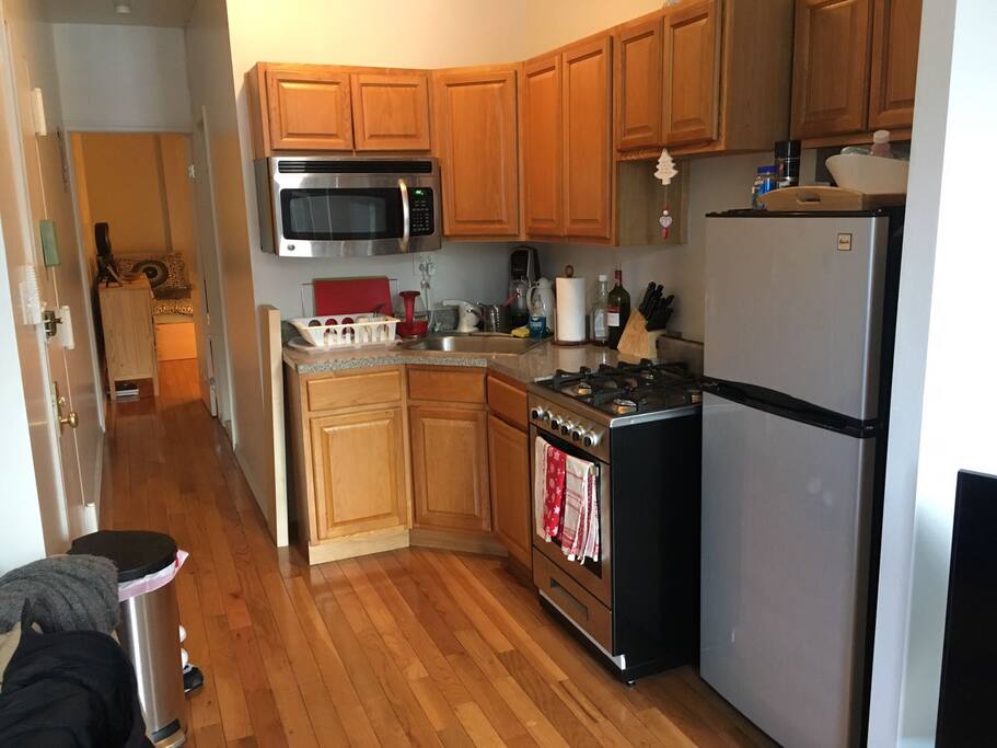 Kitchennette with full set of appliances & dishes