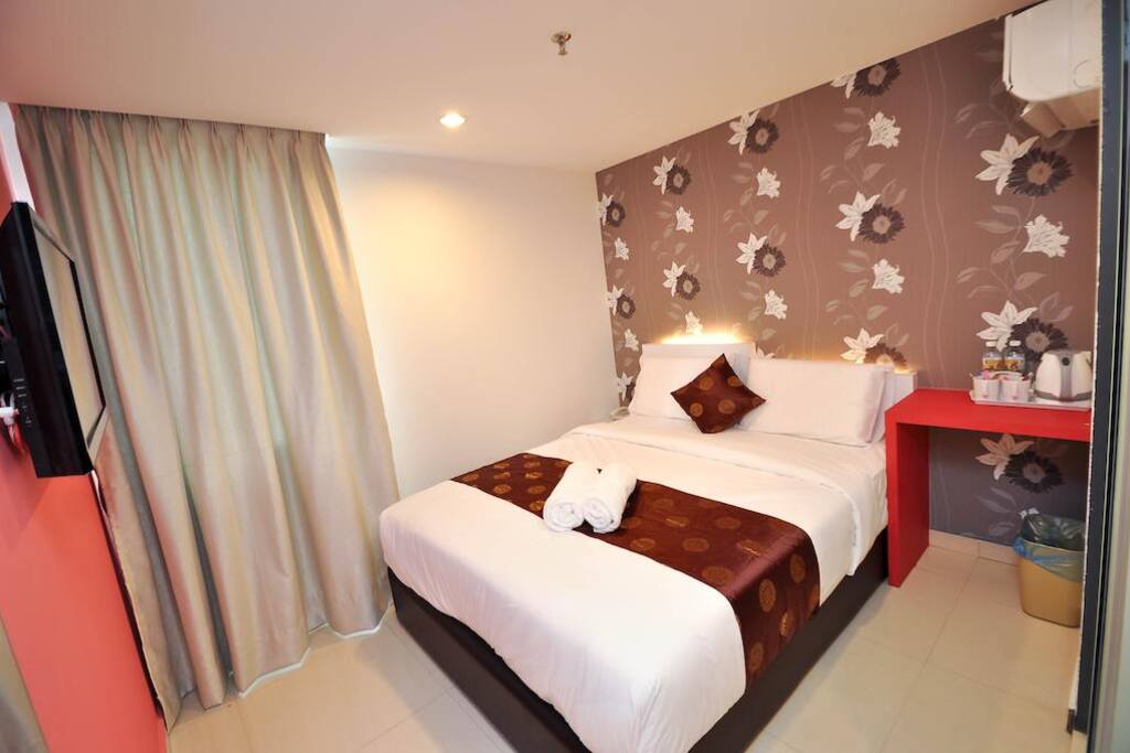 DOUBLE ROOM ( 1 Queen Bed)