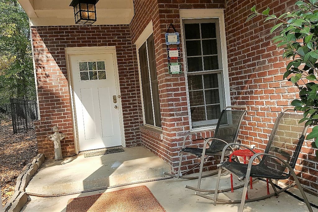 4-bedroom spacious, private home close to downtown, GA Dome, Phillips Arena, GA Aquarium, AUC and more.