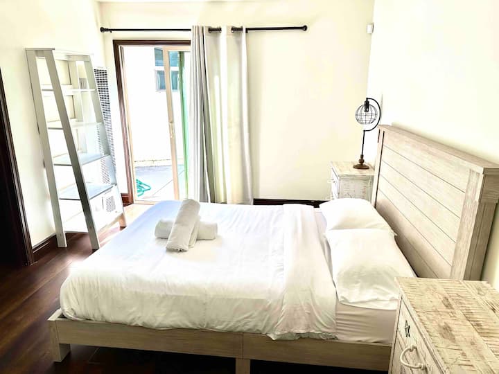 Chumba kikuu cha kulala chenye kitanda cha ukubwa wa malkia, bafu la chumbani na kabati lenye nafasi kubwa.