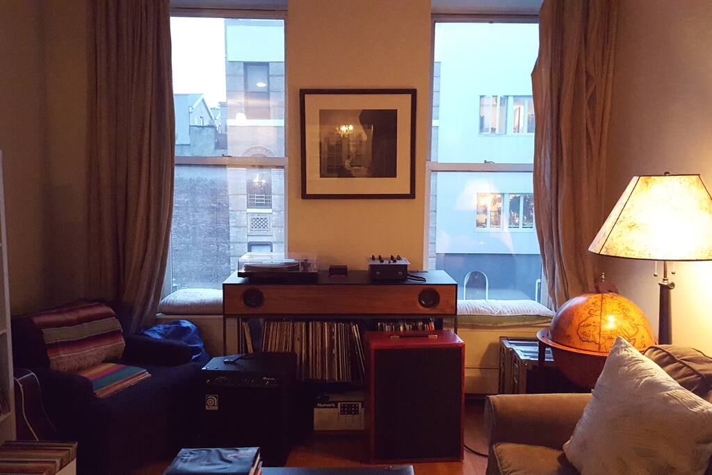 Record player and speaker console that you can use during your stay