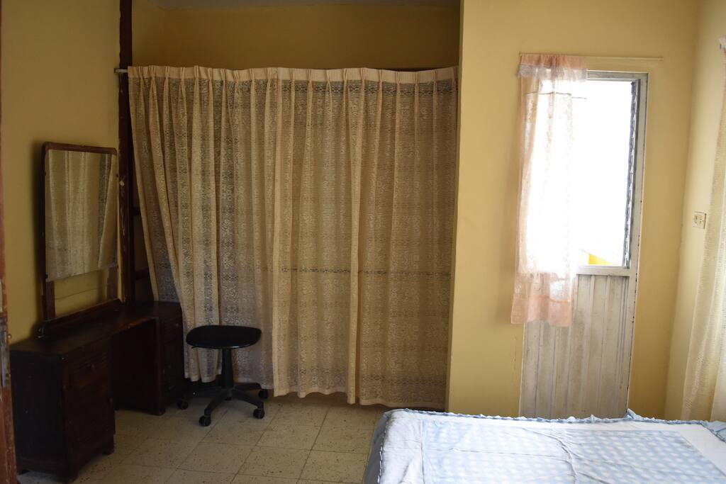 HABITACIÓN C.- Cuenta con un tocador con espejo, ropero amplio con ganchos en su interior, puerta con acceso a balcón, cama matrimonial.