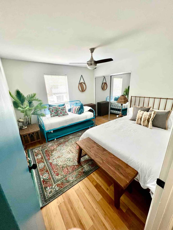 Arriba a la derecha: cama tamaño queen y 2 camas individuales con aire acondicionado privado y armario con espejo de cuerpo completo. La cama tamaño queen es cómoda, nueva, de espuma viscoelástica con sábanas de enfriamiento súper suaves y 4 almohadas con una variedad de niveles de firmeza de almohada.