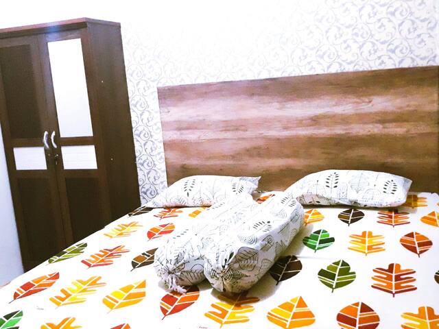 Cozy Home Stay near UI for family and backpacker