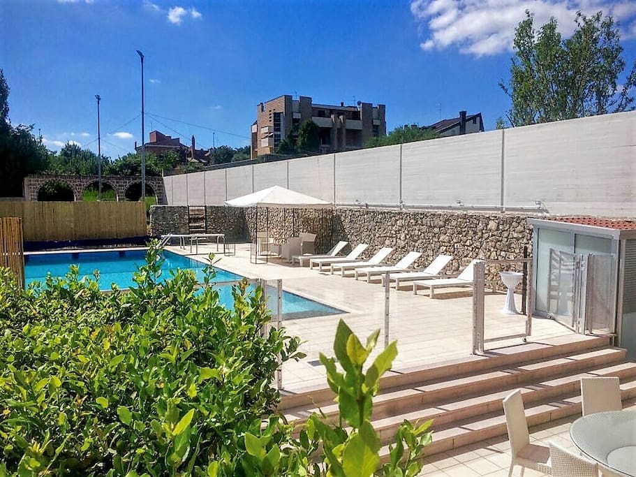 Veranda con vista piscina.