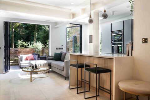Stunning Kensington Garden Flat - 2 Bed/2 Bath