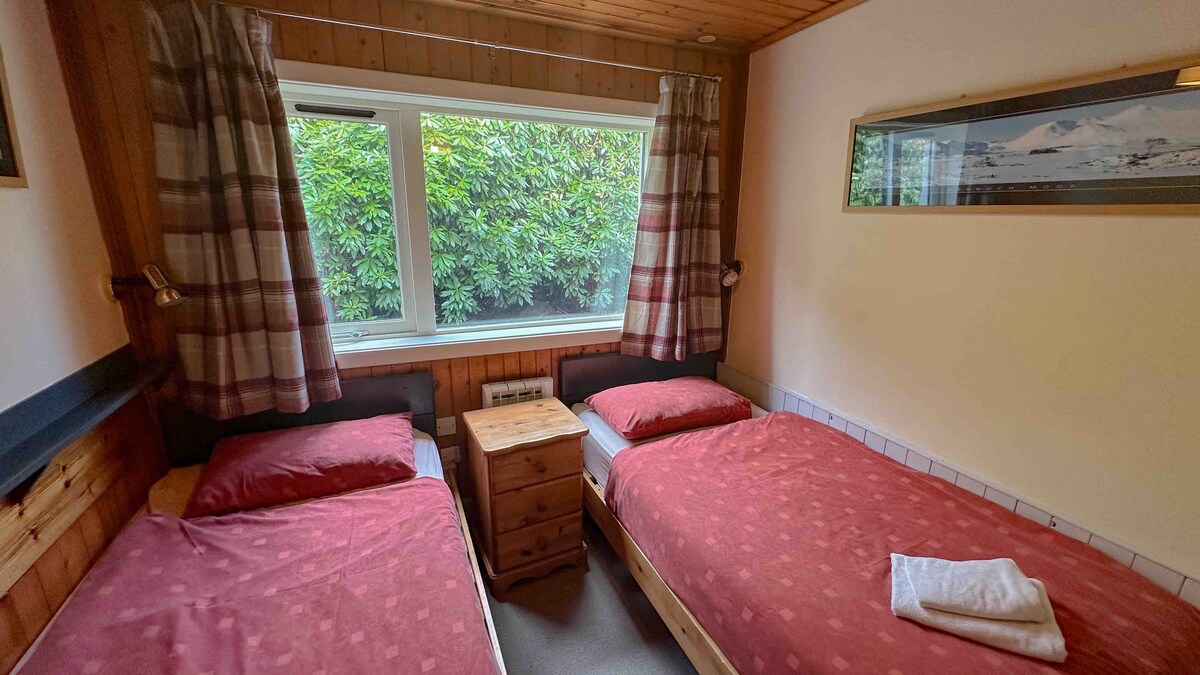 Spálňa s oddelenými posteľami v zrube Glen Orchy.