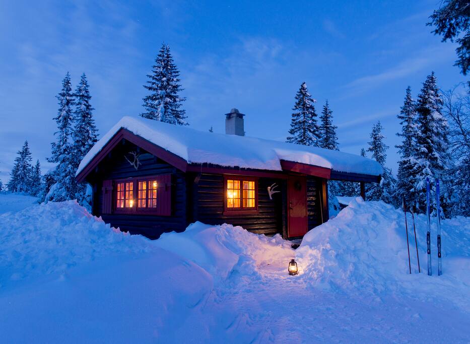Koselig tradisjonell, liten laftet tømmerhytte (25 kvadrat), beliggende på Ljøsheim i Ringsakerfjellet.
Cozy traditional notched log cabin (25 square meters).