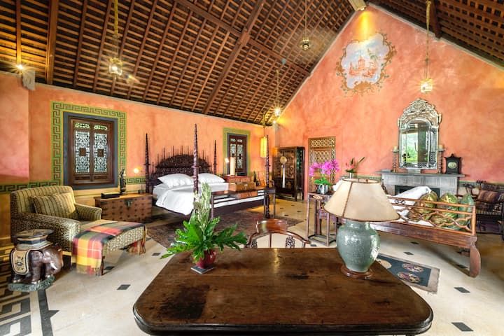 Dhomë gjumi master e ndikuar nga portugalisht w/ King Bed + Banjë En-suite:  vaskë, dush, kotësi të dyfishtë dhe tualet.  Surprizë - ju vetë krevat masazh në banjën tuaj.