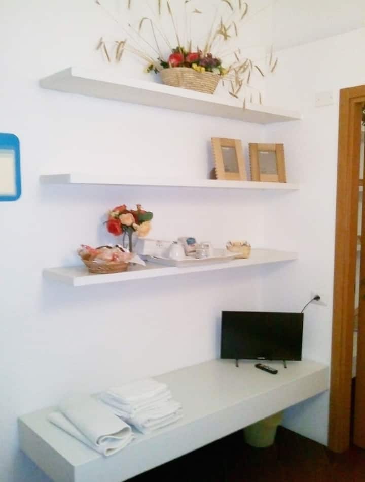 Los cómodos estantes de la habitación.
