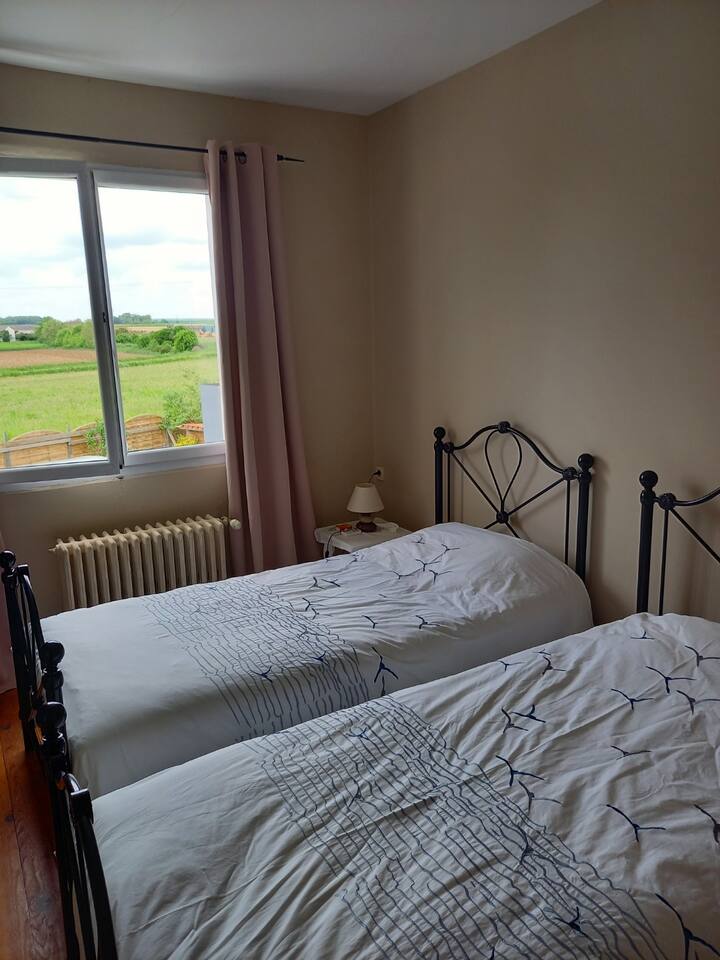 Chambre 4. 2 lits double. Vue campagne. 
TV.