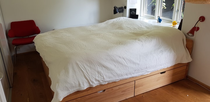 Hlavná spálňa na prízemí. Na boku je malá prístelka (najvzdialenejšia) pre malé deti.

Upozorňujeme, že celkovo máme len 4 paplóny/Bettdecke.