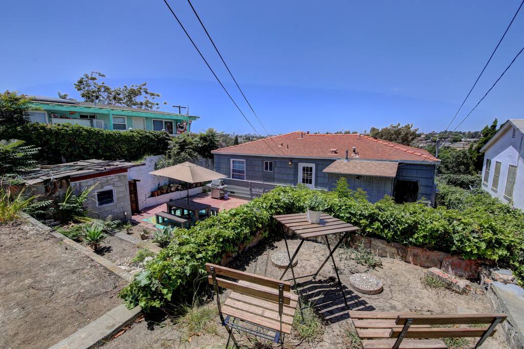 Enjoy beautiful San Diego weather in the backyard. Guests have full access to two outdoor tables, Jacuzzi and grill.