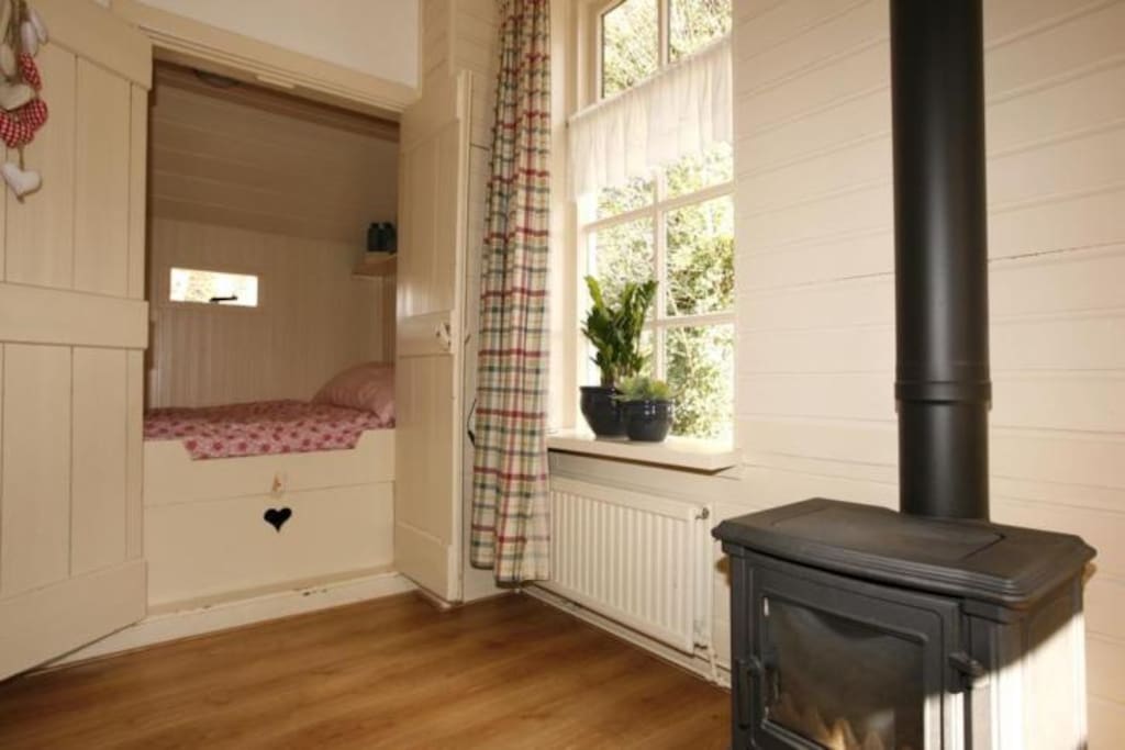 Woonkamer met bestede (=2e bed) en gezellige gaskachel