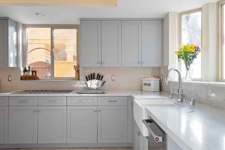 Gorgeous 4-bedroom villa close to beach gallery image 3