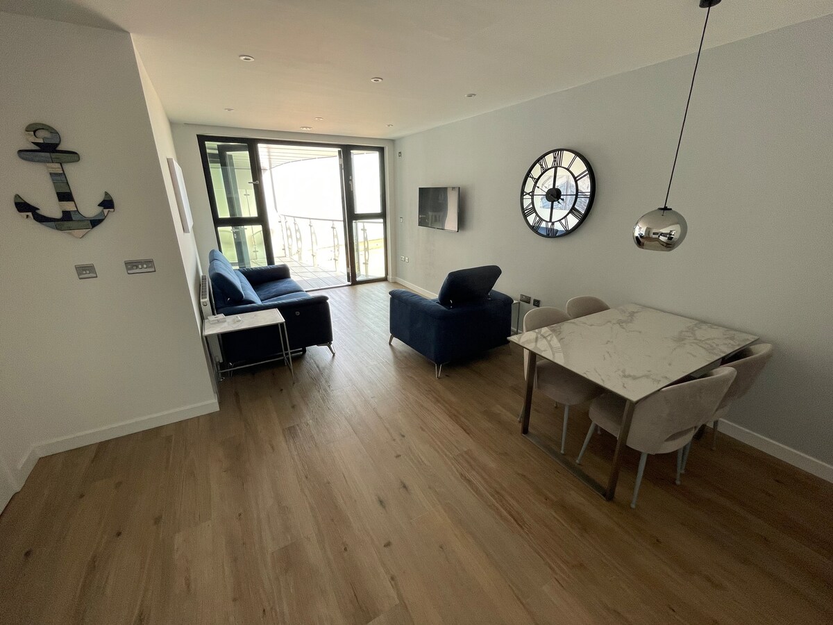 Successful Airbnb property: BEACHFRONT Apartment NEW Stunning 2 Bed + Parking in Ramsgate