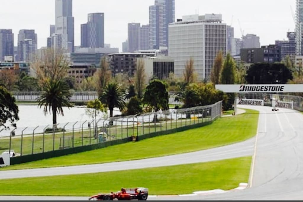3 minute walk from your apartment just across the road is the World famous Grand Prix Track winding around the amazing Albert Park. Enjoy a day out in Melbourne's most beautiful park and lake walk, Albert Park, simply walk or bike ride from your apartment, don't forget to stop and have breakfast by the lake. Child friendly, 3 X Kids areas and BBQ's.