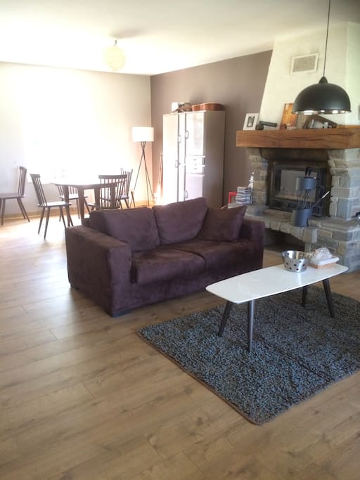 salon/salle à manger avec cheminée