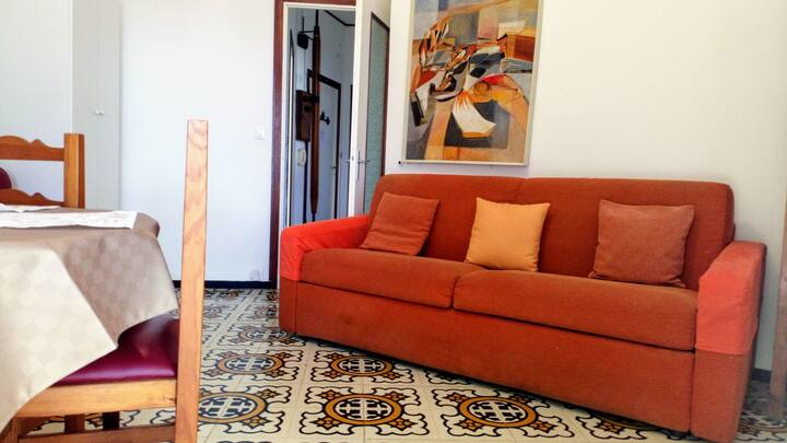 Le salon, canapé-lit double, détails décoratifs. 