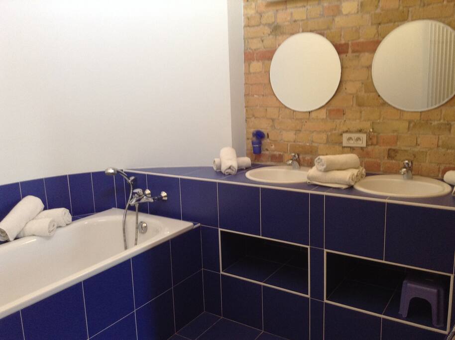 badkamer met ligbad, douche en wastafels