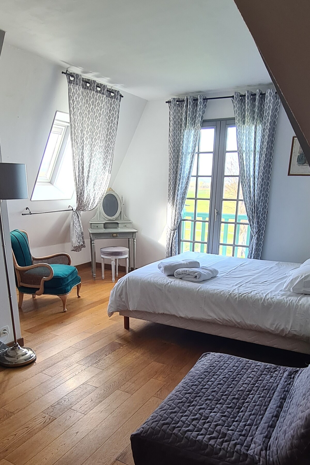 chambre parentale avec lit king size à mémoire de forme et électrique, lit d'appoint (chauffeuse), lit de bébé