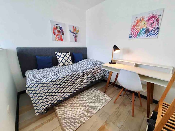 חדר 4 - נעים, אמנותי ועם שולחן עבודה נייח (נוף למרפסת)