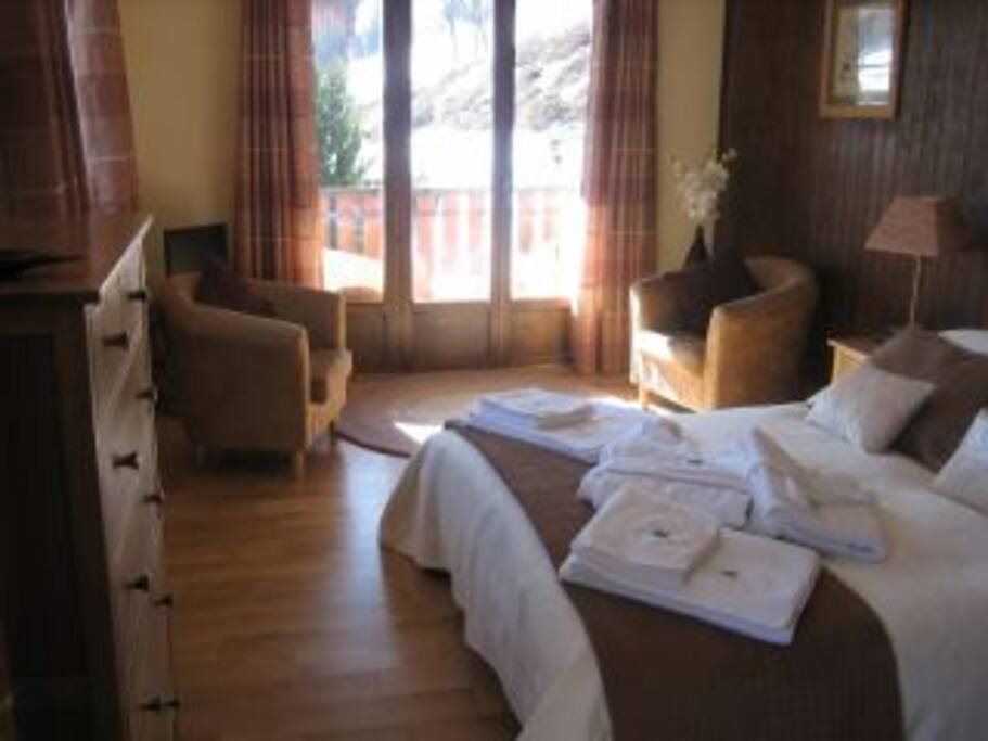 Oak suite - super king bed ensuite with bathroom and balcony access, south and west facing
