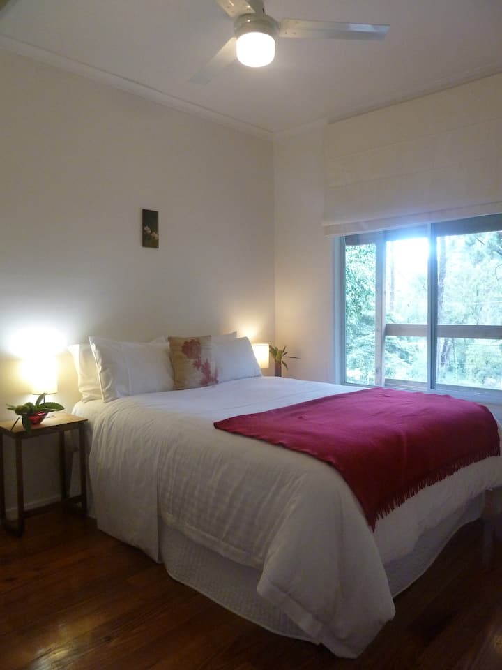 חדר שינה שני עם מיטת קווין סייז