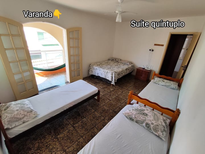 Dhomë gjumi në katin e dytë – Suitë familjare me 1 krevat dopio, 3 krevate tekë dhe një ballkon.

* Ka jastëkë, një ventilator tavani dhe një ventilator dyshemeje
* Shtrojat e krevatit, për qëllime ilustruese * (Nuk i kemi!)