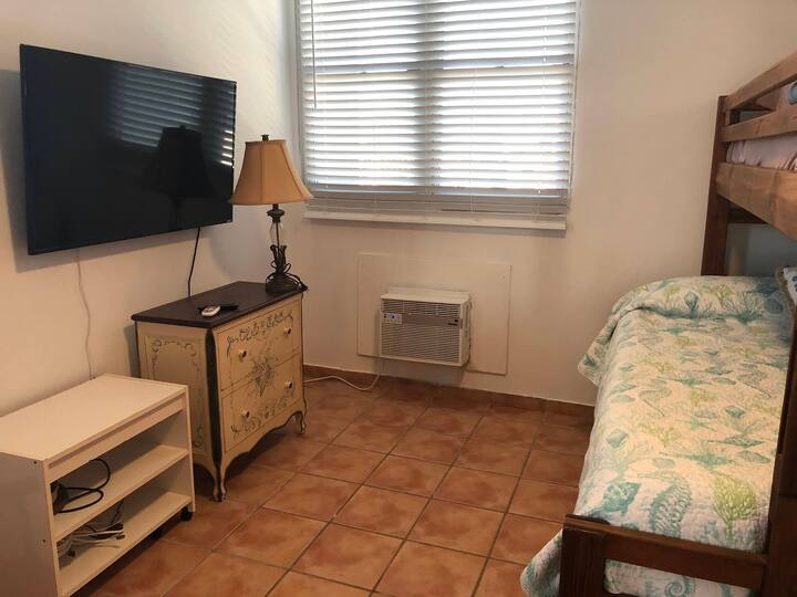 Chumba cha kulala cha pili (Malkia na pacha). Televisheni janja na WI-FI.
Kiyoyozi kinapatikana kwa vyumba vyote viwili. 